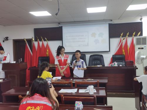 圖為小朋友們直播展示畫作